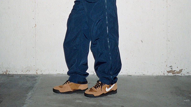 Stüssy x Nike Baltoro High Light British Tan on foot