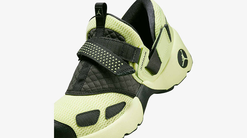 Jordan Trunner LX Luminous Green HQ2164-302 tongue