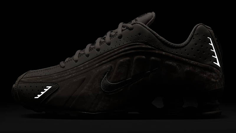 Nike Shox R4 College Grey Flat Pewter HV0934-001 in dark