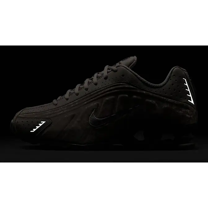 Nike Shox R4 College Grey Flat Pewter HV0934-001 in dark