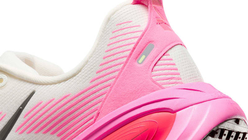 Nike Vomero 18 Sail Hyper Pink Closeup