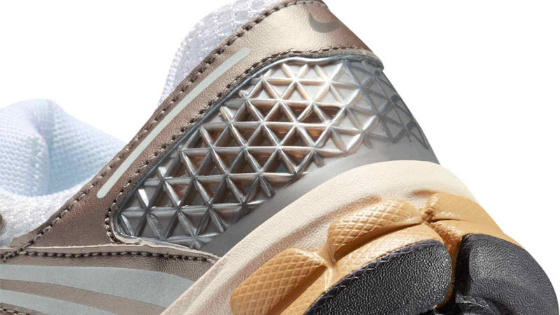 Nike Vomero 5 GS Metallic Pewter Parachute Beige Closeup