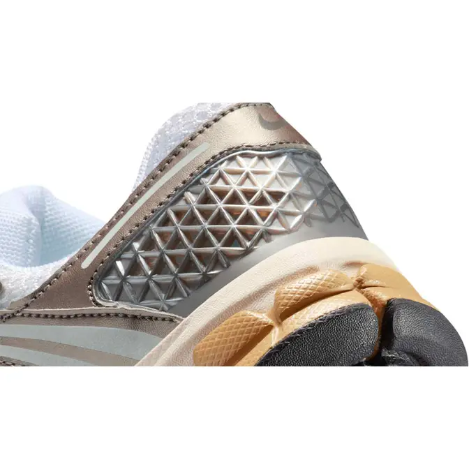 Nike Vomero 5 GS Metallic Pewter Parachute Beige Closeup