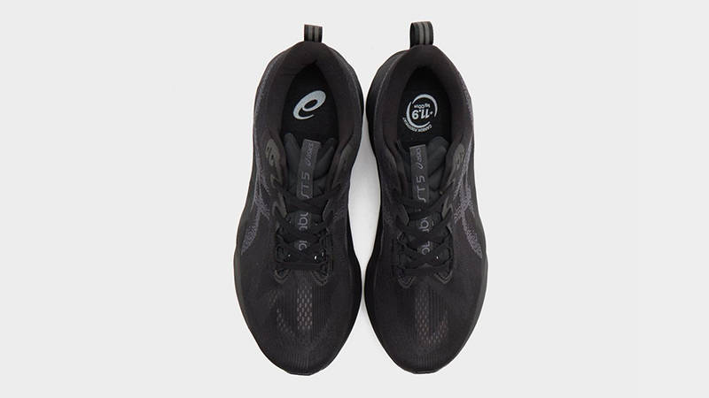 ASICS Novablast 5 Black middle