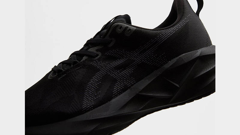 ASICS Novablast 5 Black side