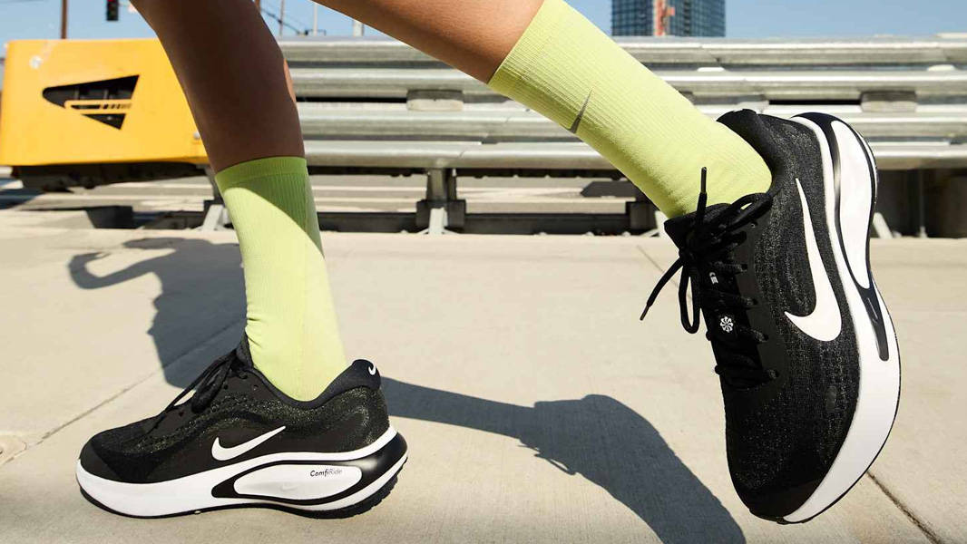 Nike Journey Run Black White Womens On Foot