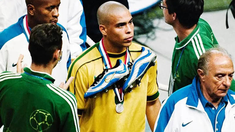 Nike Cryoshot R9 Mercurial Silver Blue with ronaldo nazario