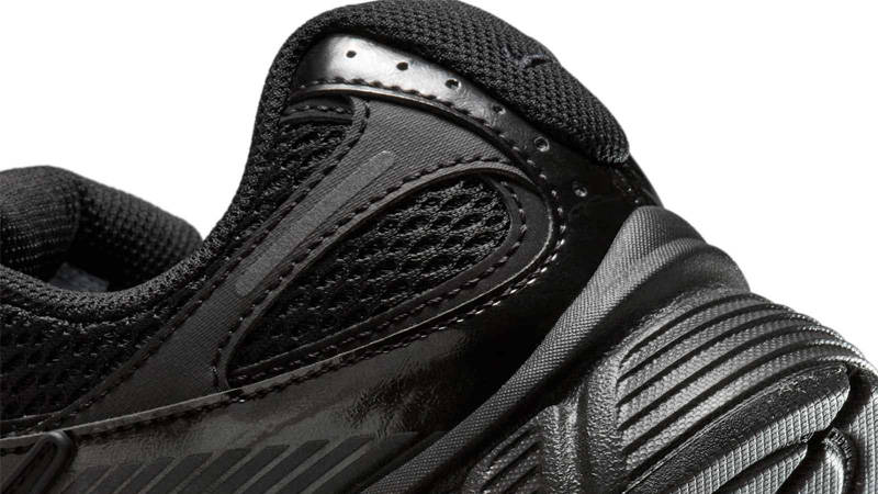 Nike V5 RNR Black Anthracite Closeup