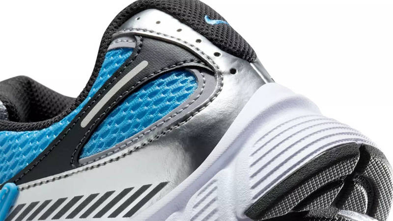 Nike V5 RNR Black Blue Closeup