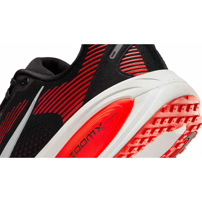 Nike Vomero 18 Black Bright Crimson Closeup