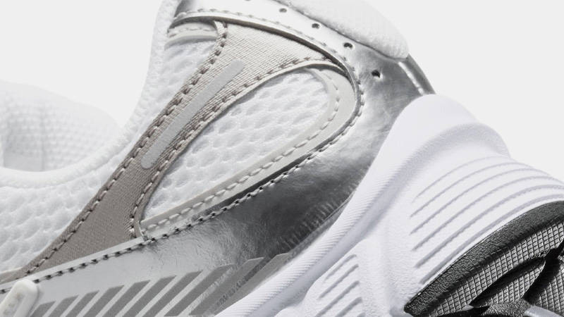 Nike V5 RNR Vast Grey Metallic Silver Closeup