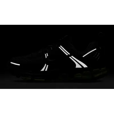 Nike Zoom Vomero 5 GS Black Volt HF6998-009 in dark