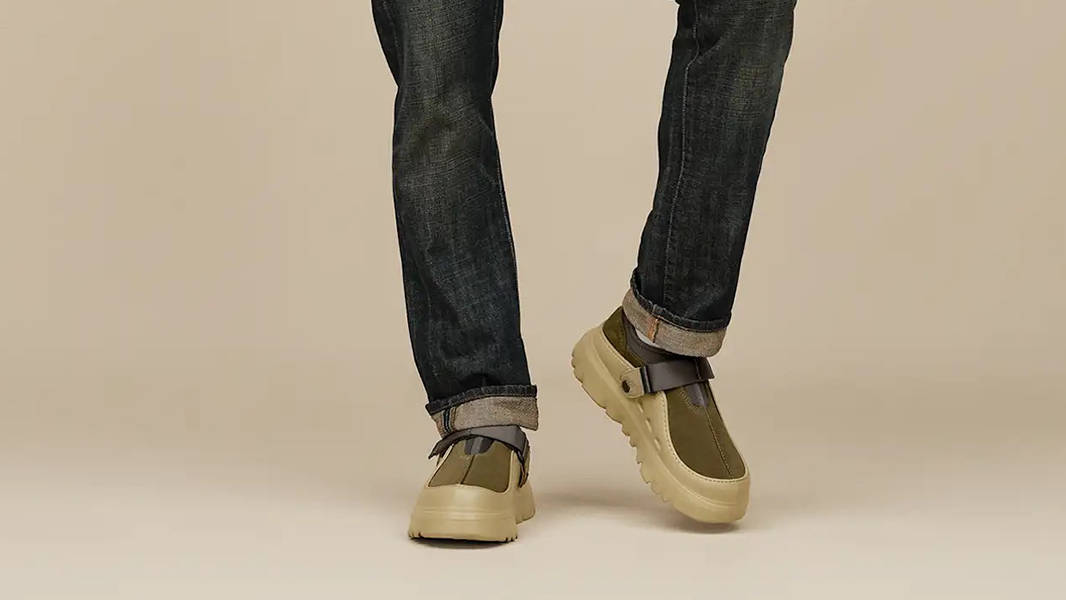 UGG PeakMod Lowcut Dark Olive Moss Green 1171355-DLVM on feet
