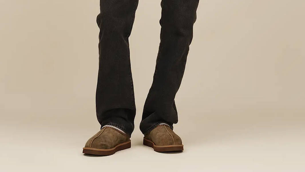 UGG Tasman Baxter Chestnut 1173810-CHE on feet