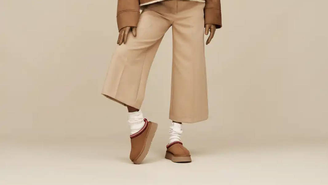 UGG Tazz II Chestnut 1174471-CHE on feet