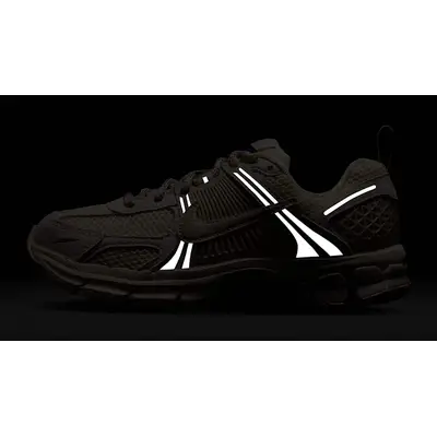 Nike Zoom Vomero 5 GS Soft Pearl IB5853-002 in dark