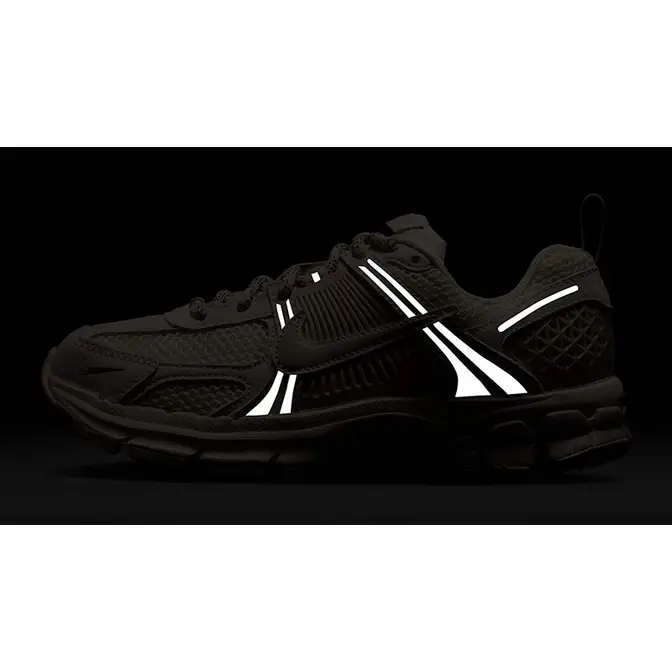 Nike Zoom Vomero 5 GS Soft Pearl IB5853-002 in dark