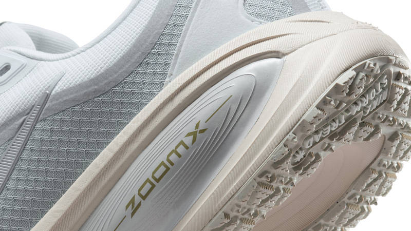 Nike Vomero 18 GORE-TEX Pure Platinum Closeup