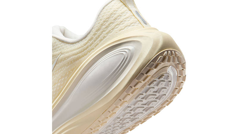 Nike Vomero Plus Sail Alabaster HV8154-105 heel
