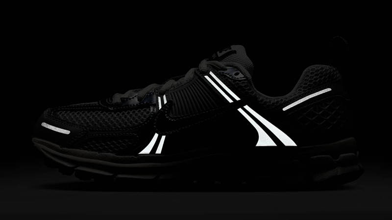 Nike Zoom Vomero 5 GS Photon Dust Gridiron IM9467-001 in dark