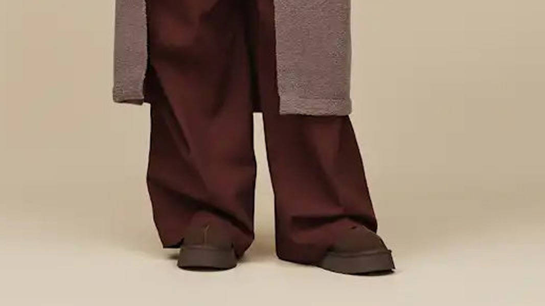 UGG Tazz II Slippers Dusted Cocoa On Foot