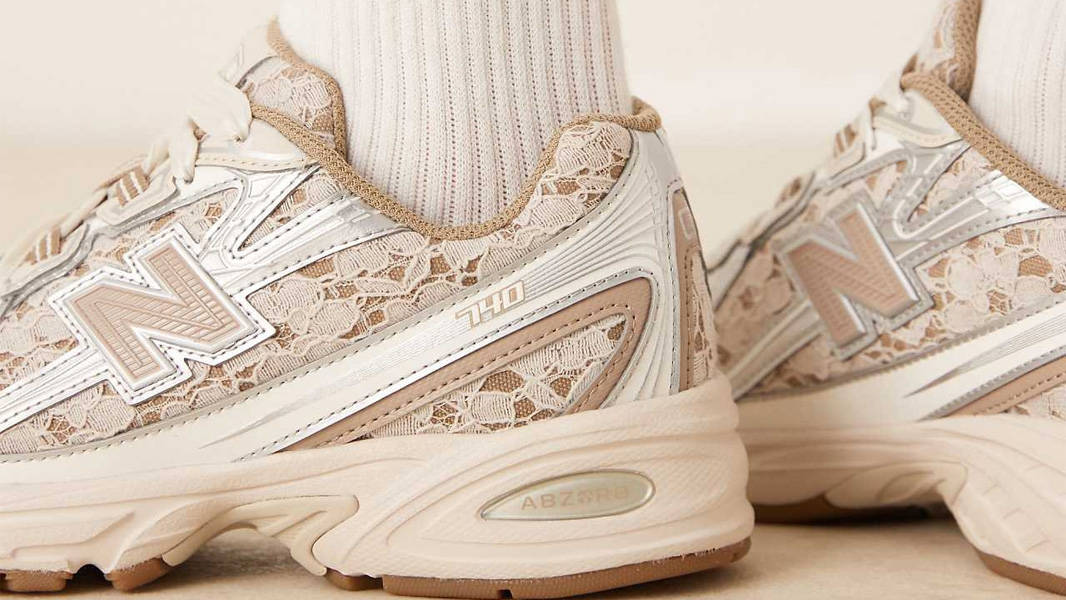New Balance 740 Lace Beige Closeup