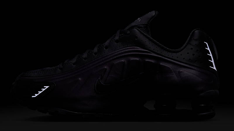 Nike Shox R4 Cave Purple Black HQ1988-500 in dark