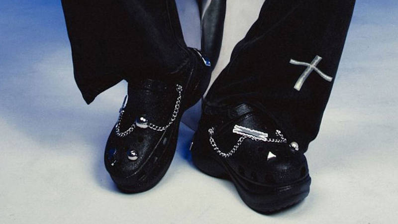 LE SSERAFIM x Crocs Bae Clog Black | The Sole Supplier