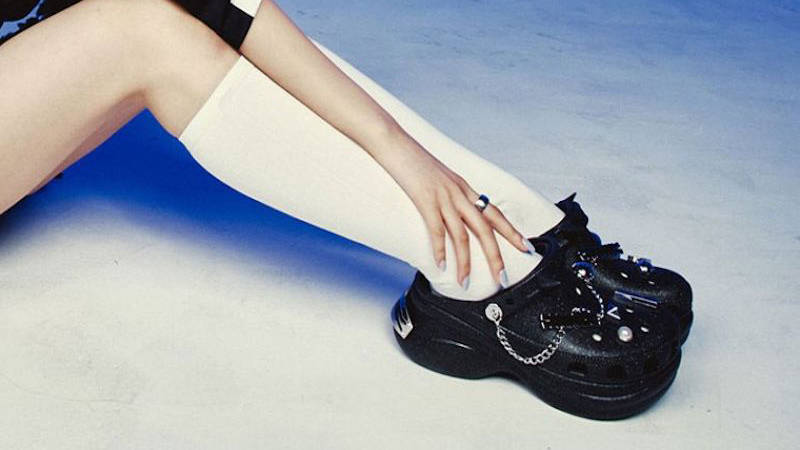 LE SSERAFIM x Crocs Bae Clog Black | The Sole Supplier