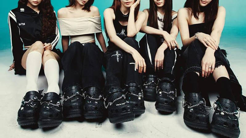 LE SSERAFIM x Crocs Bae Clog Black on foot full