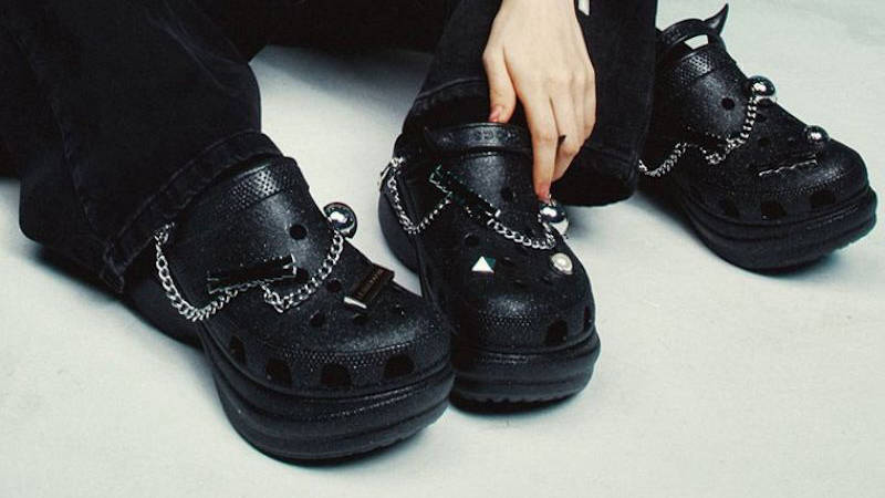 LE SSERAFIM x Crocs Bae Clog Black | The Sole Supplier