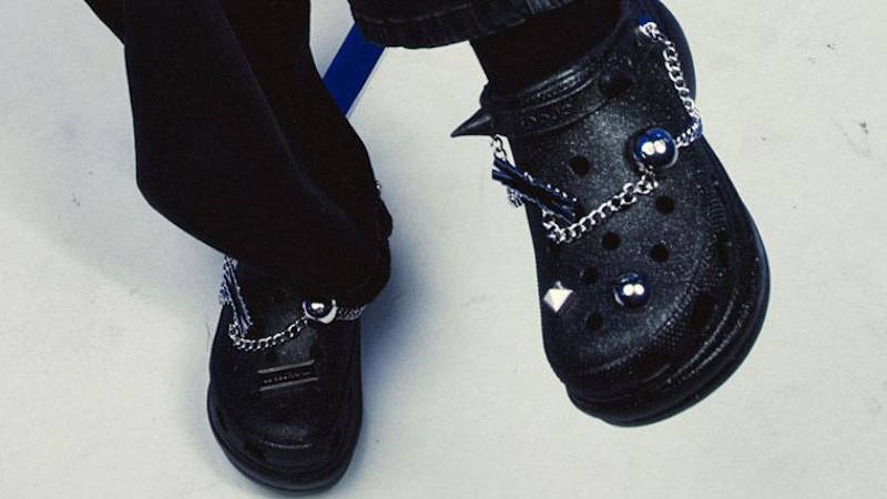 LE SSERAFIM x Crocs Bae Clog Black | The Sole Supplier