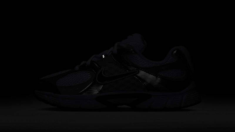 Nike V5 RNR GS White Vast Grey HQ6411-100 in the dark