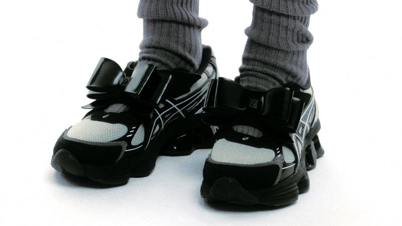 SHUSHU TONG x ASICS Gel-Kinetic Bow Fluent Black White on foot front