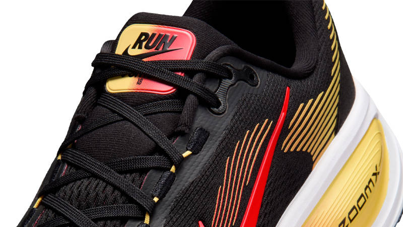 Nike Vomero 18 Black Light Crimson Detail