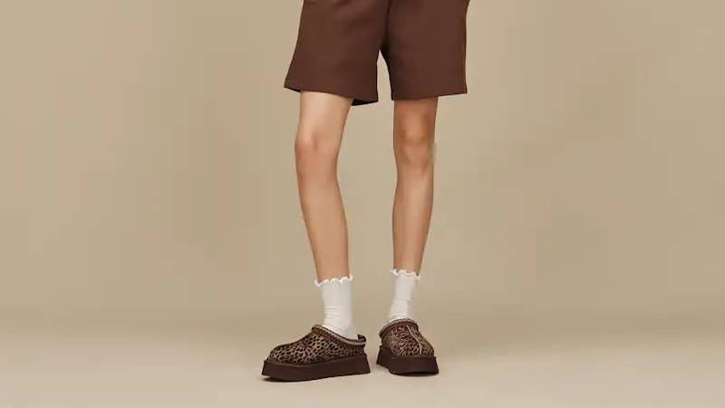 UGG Tazz Caspian Slipper Burnt Cedar 1178430-BCDR on foot