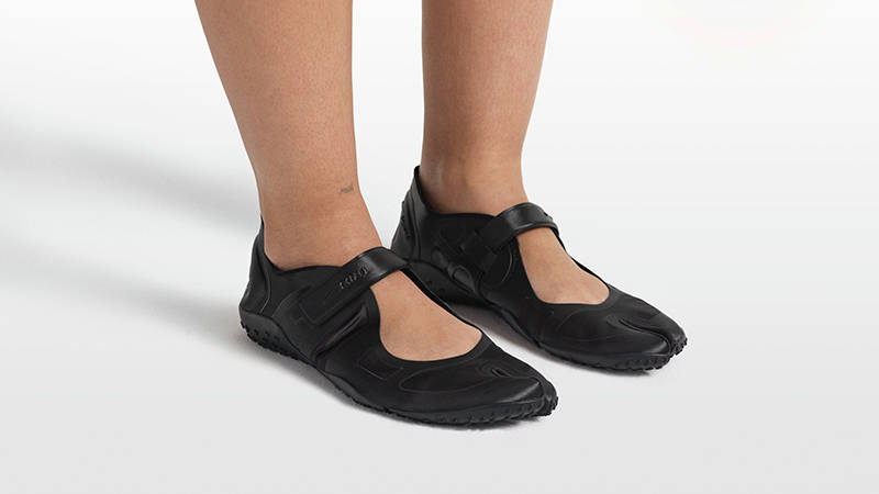 NikeSKIMS Air Rift Satin Pack Black IQ7158-001 on foot