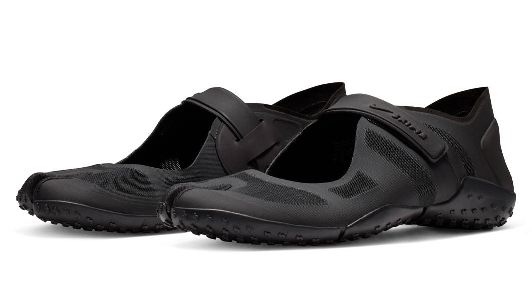 NikeSKIMS Rift Mesh Black Three Forth Quarter View