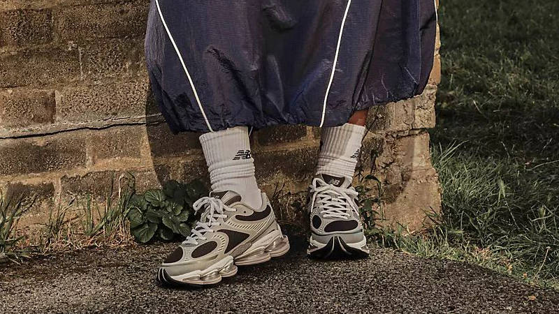 New Balance ABZORB 2000 Silver Metallic Black U20003OZ on foot