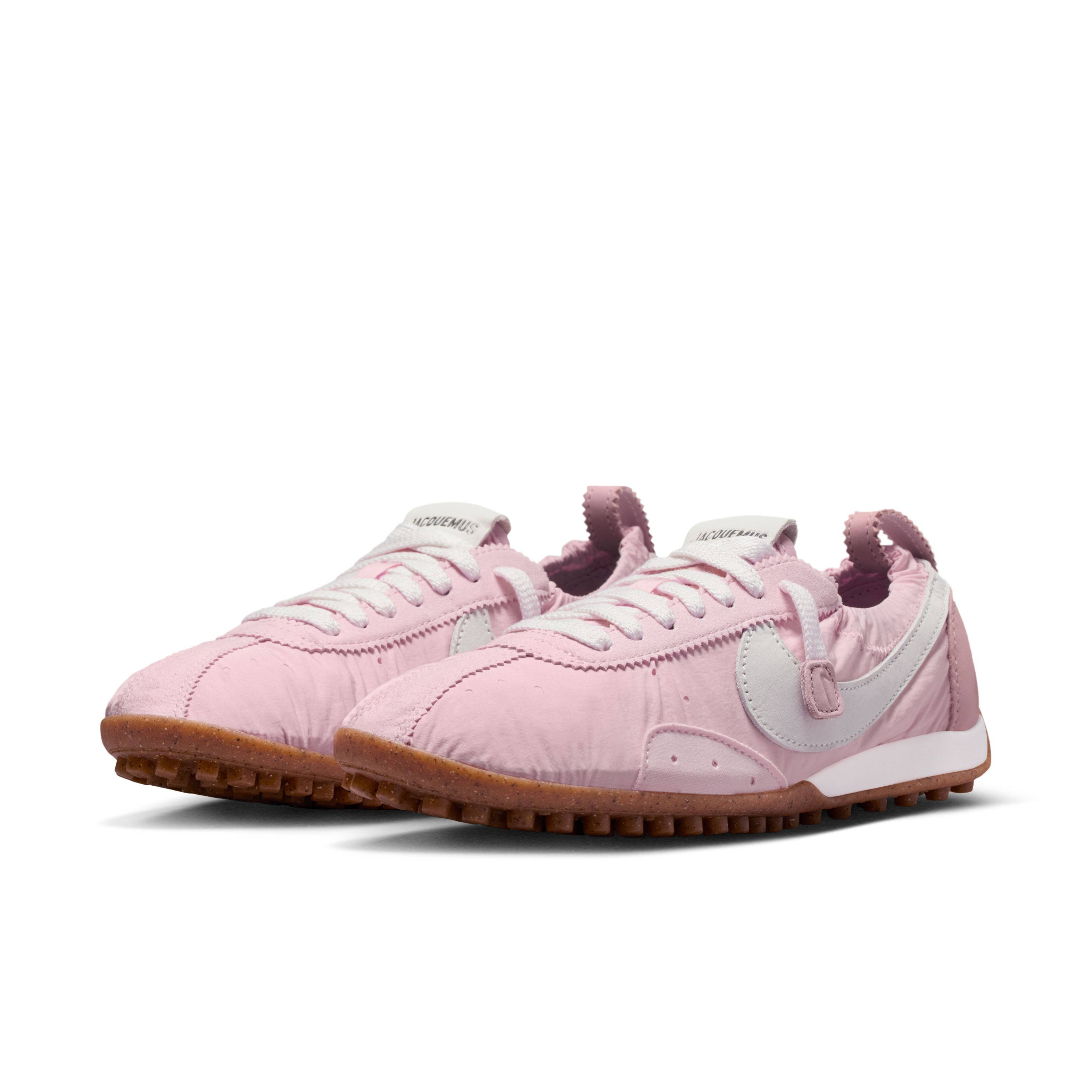 靴 Jacquemus Nike Women's Moon Shoe SP Pink Jacquemus x Nike Moon Shoe SP Aluminum Pink | HV8547-601 | The