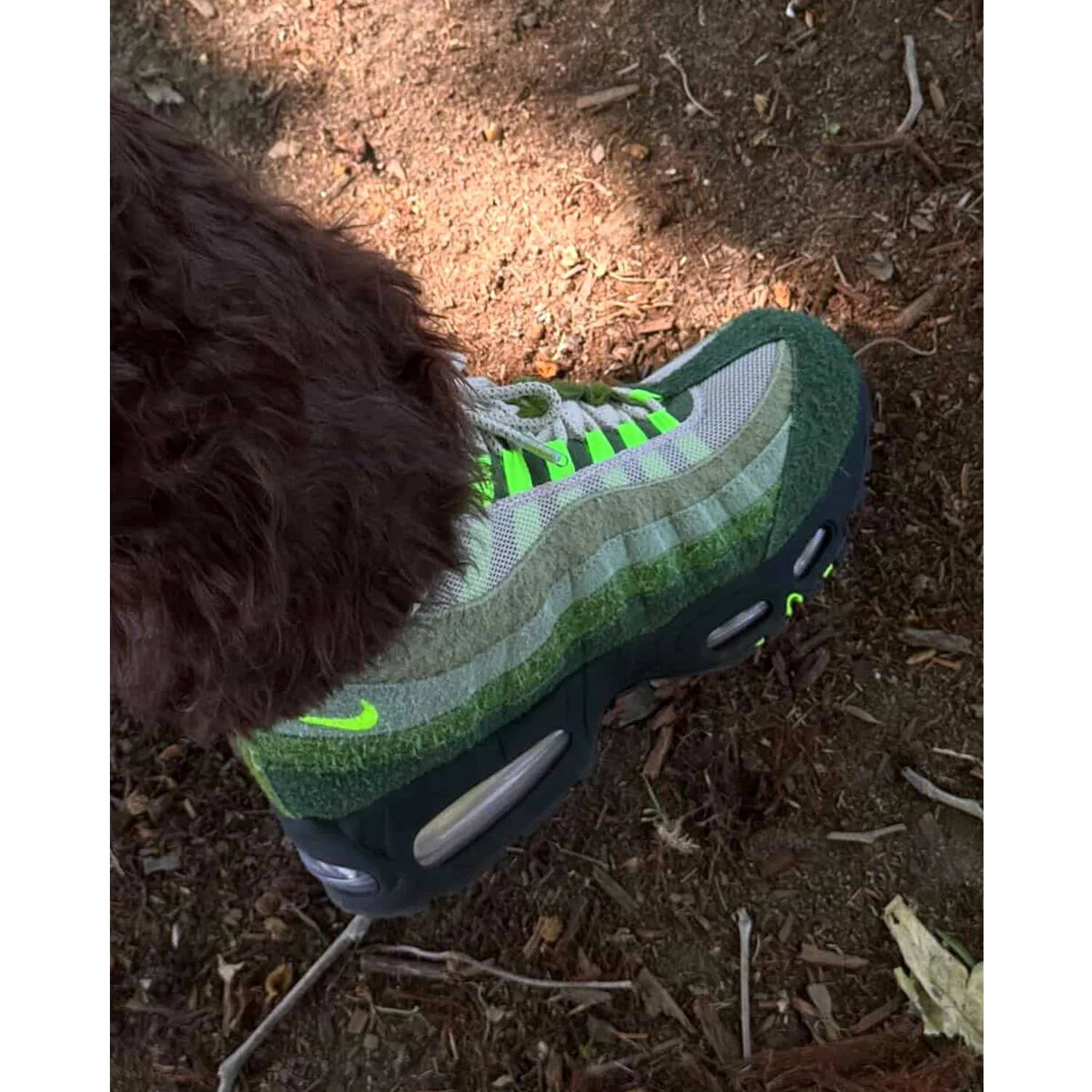 Oregon Ducks x Nike Air Max 95 The Woods IQ3986-300 on foot side