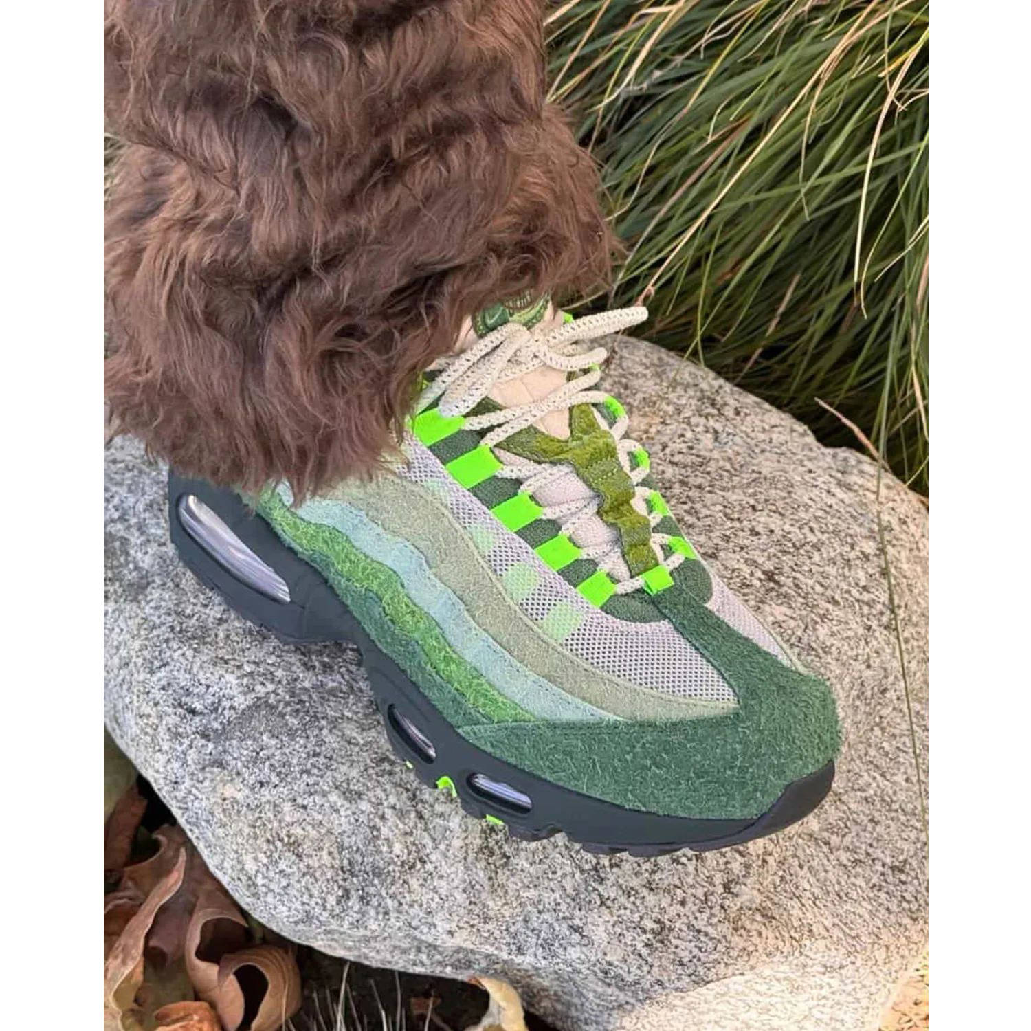 Oregon Ducks x Nike Air Max 95 The Woods IQ3986-300 on foot
