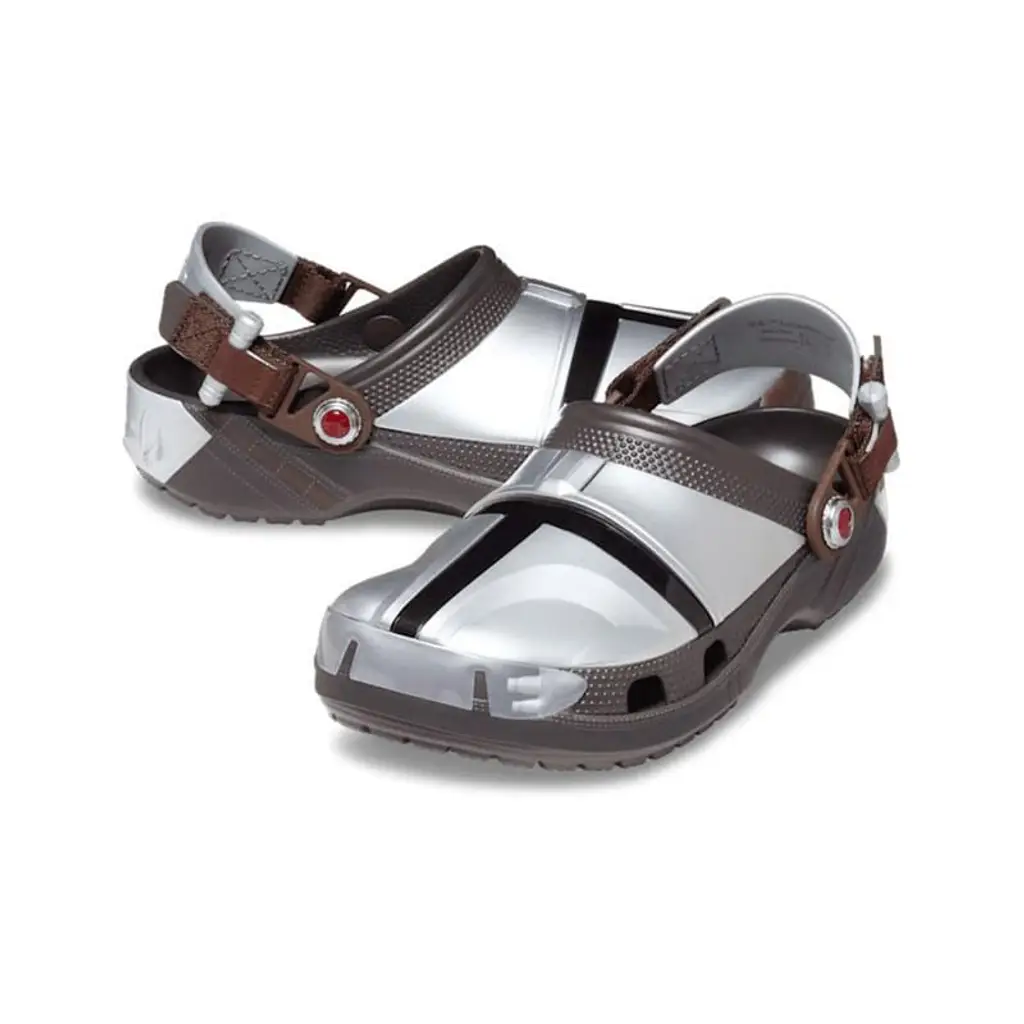Star Wars Mandalorian x Crocs Classic Clog 212997-90H hero image showing silver armoured upper with T-visor forefoot detail and Darksaber strap charm