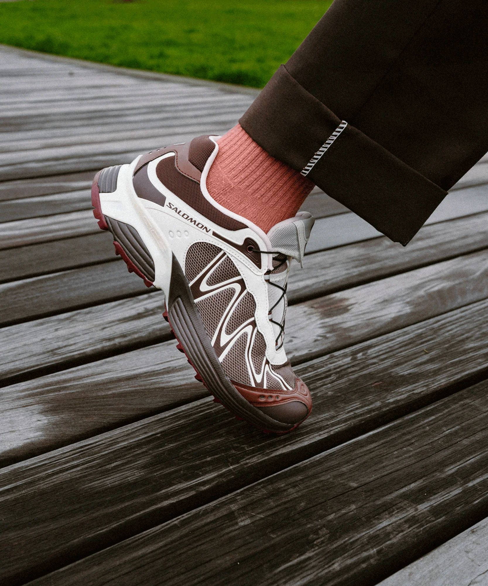 Salomon XT-Whisper Walnut Bitter Chocolate L49229300 on foot