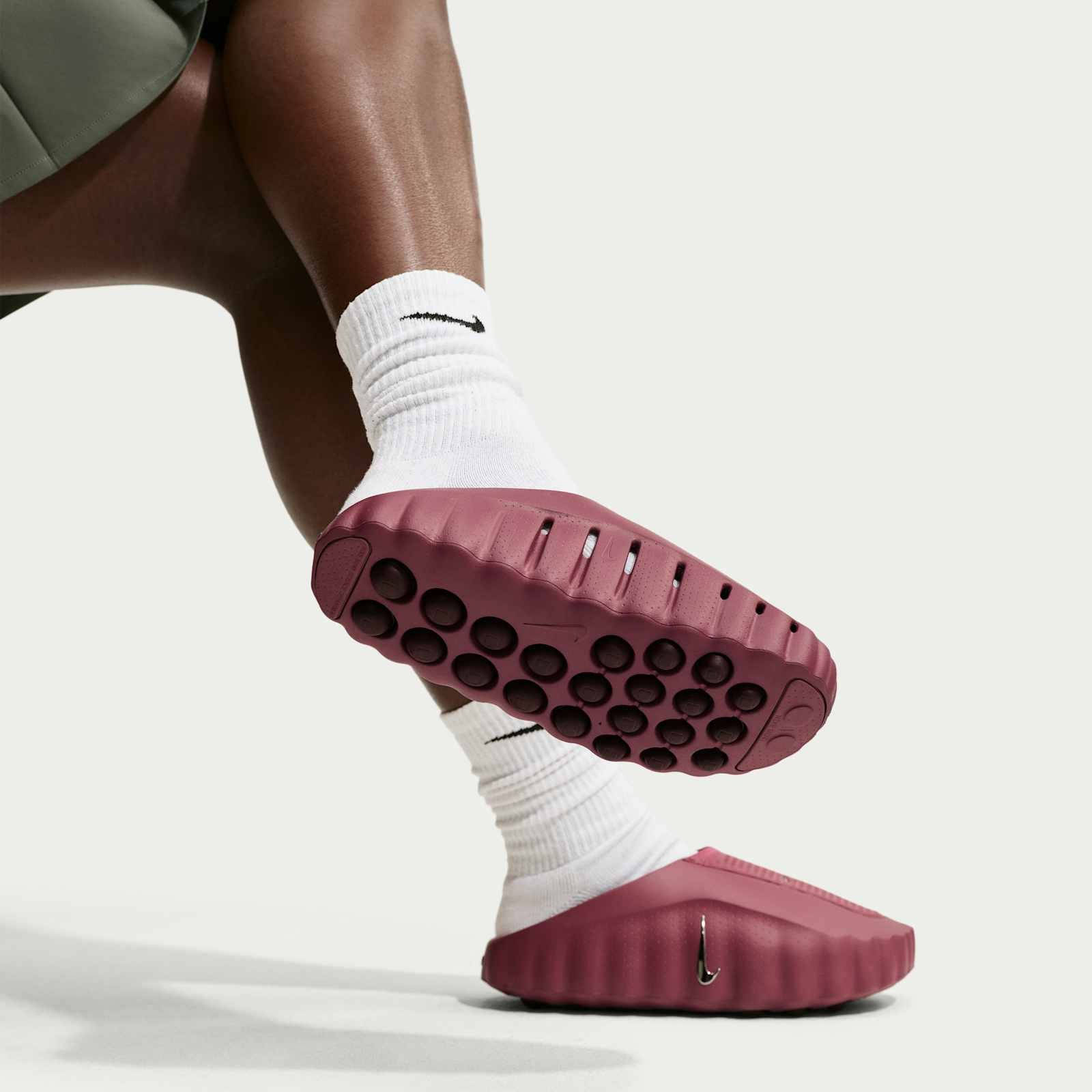 Nike Mind 001 Slide Pink Smoke HQ4309-601 on foot