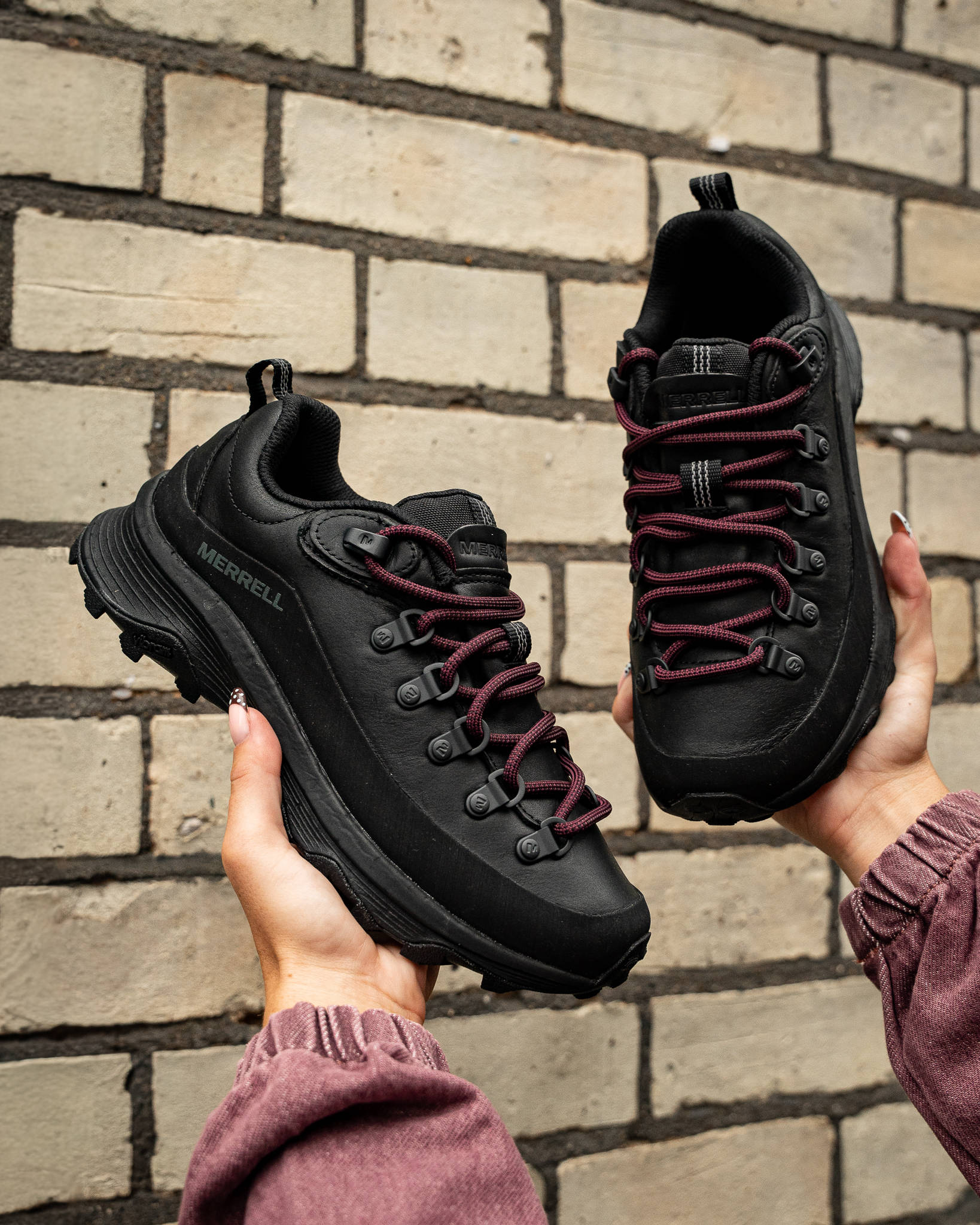 Ontario Speed Leather Lace SE Black in hand against brick wall