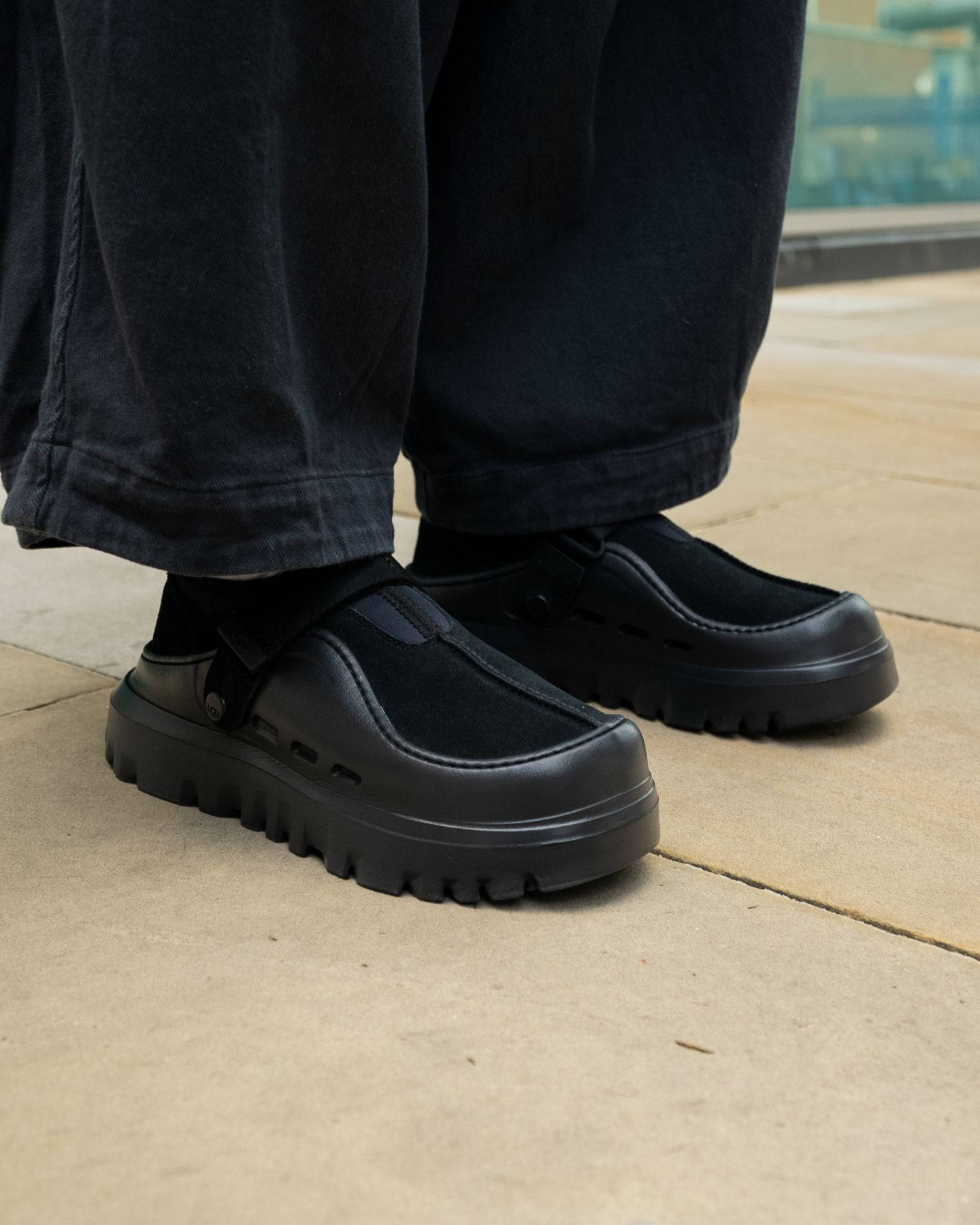 UGG PeakMod Lowcut Black On Foot