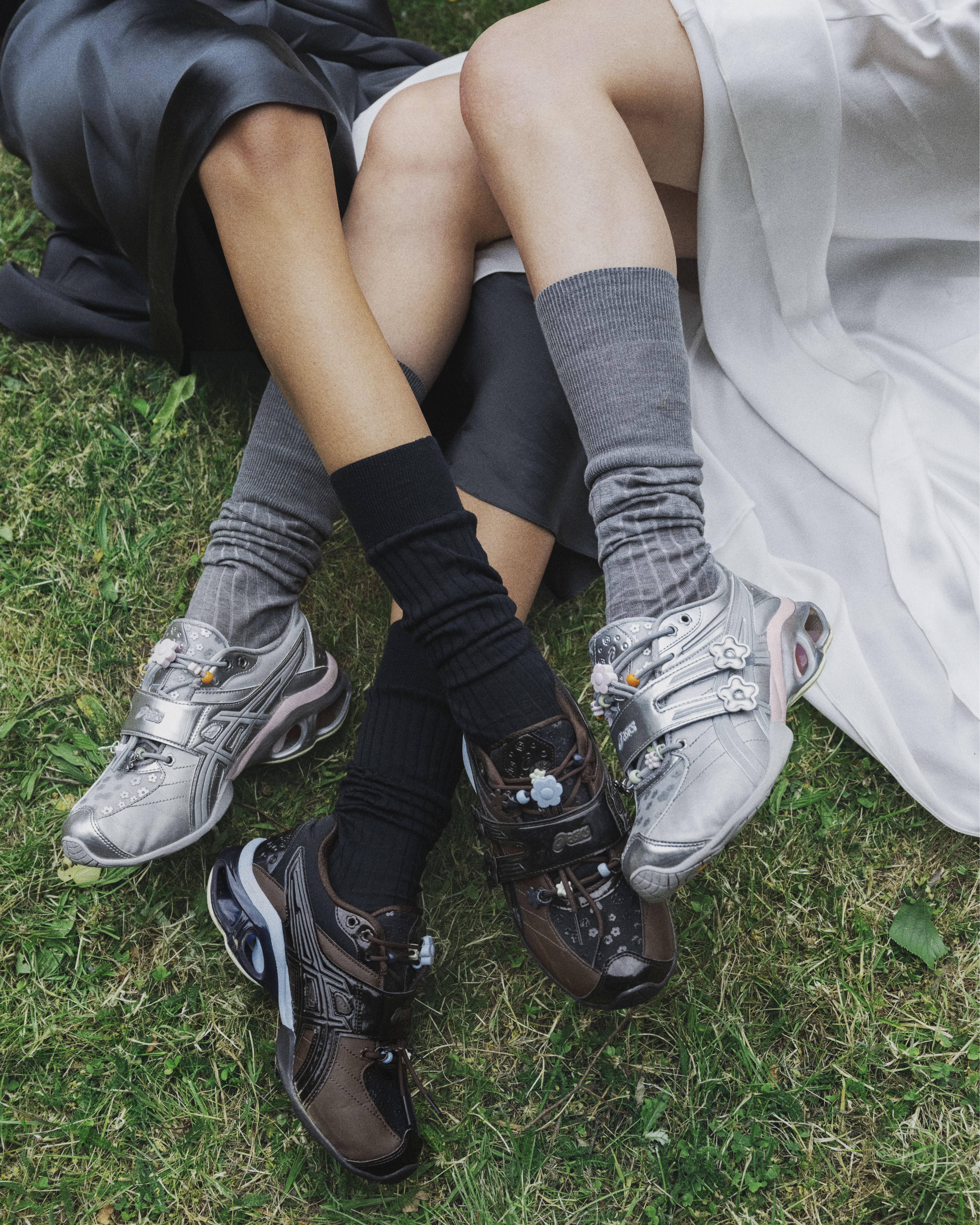 Cecilie Bahnsen x ASICS Gel Kinetic FR Black Coffee 1203B171 001 closeup