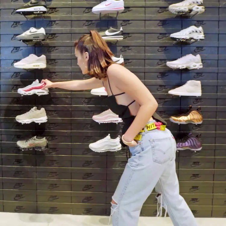 bella hadid air max 95s