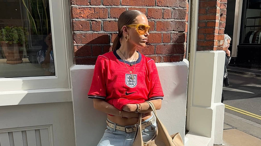 How The Cool Girls are Styling Football Shirts for Game Night How The Cool Girls are Styling Football Shirts for Game Night